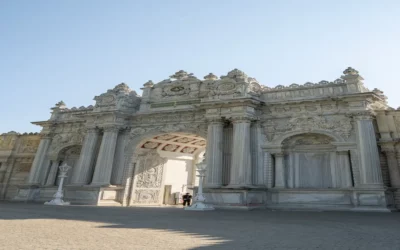 Palais de Dolmabahçe Istanbul 1843 : Splendeur Ottomane Époustouflante et Trésor Historique à Découvrir