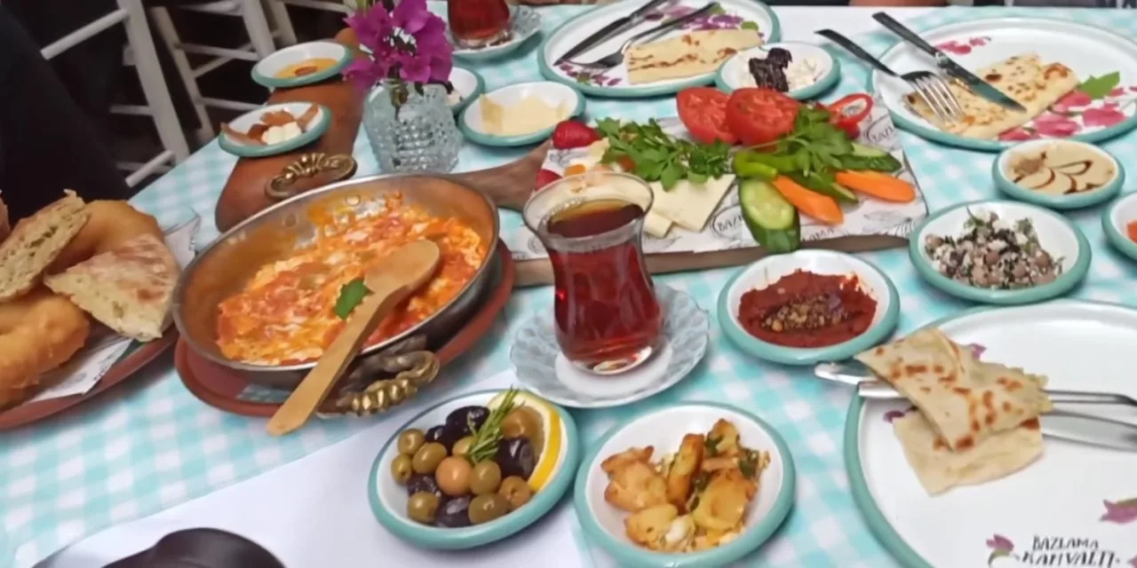 Çeşme Bazlama Kahvaltı : Un Festin Matinal aux Saveurs Turques Authentiques dans 2 Endroits