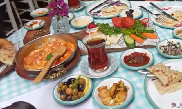 Çeşme Bazlama Kahvaltı : Un Festin Matinal aux Saveurs Turques Authentiques dans 2 Endroits