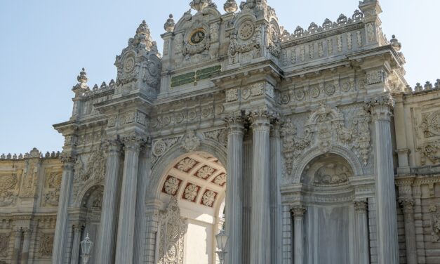 Palais de Dolmabahçe 1843 : Un Joyau de l’Empire Ottoman à Istanbul