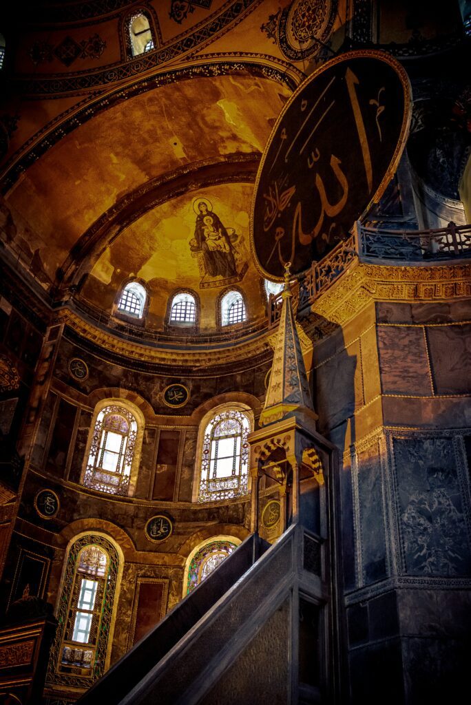 Cette ancienne basilique et mosquée est l'un des monuments les plus célèbres d'Istanbul. Elle est connue pour son immense dôme et ses mosaïques impressionnantes.