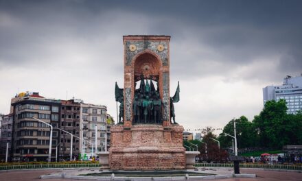 La Place Taksim : La Vibrante Âme Culturelle d’Istanbul avec 9 Adresses À Explorer