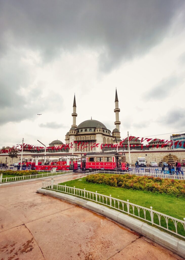 La Mosquée de Taksim : Un Joyau Spirituel au Cœur de l'Effervescence Urbaine 2024