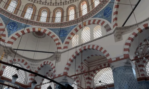 Mosquée de Rüstem Pacha Istanbul : chef-d’œuvre aux carreaux d’Iznik