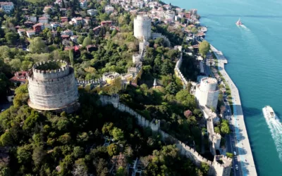 La Forteresse de Rumeli (Rumeli Hisarı) : Gardienne du Bosphore et Trésor Historique d’Istanbul