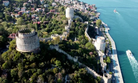 La Forteresse de Rumeli (Rumeli Hisarı) : Gardienne du Bosphore et Trésor Historique d’Istanbul