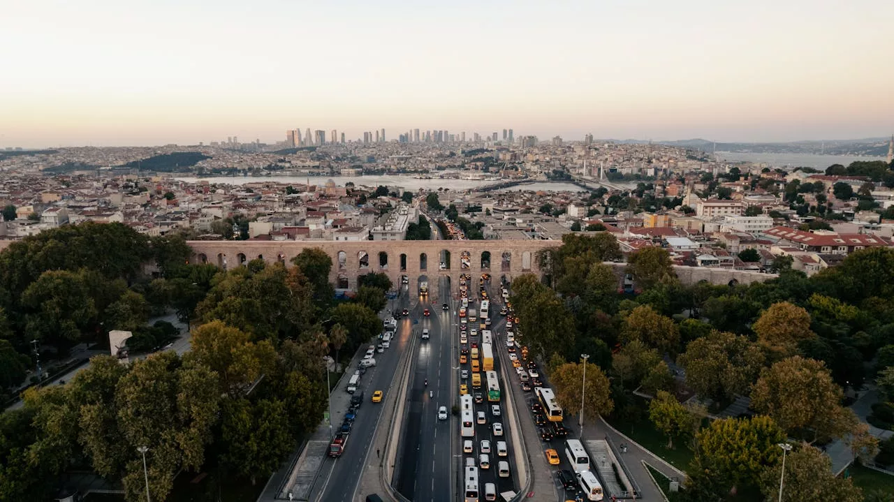 Vue panoramique de l’Aqueduc au-dessus de la circulation.