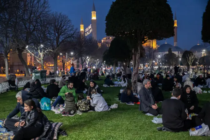 Familles partageant l’iftar sur une place d’Istanbul pendant le Ramadan